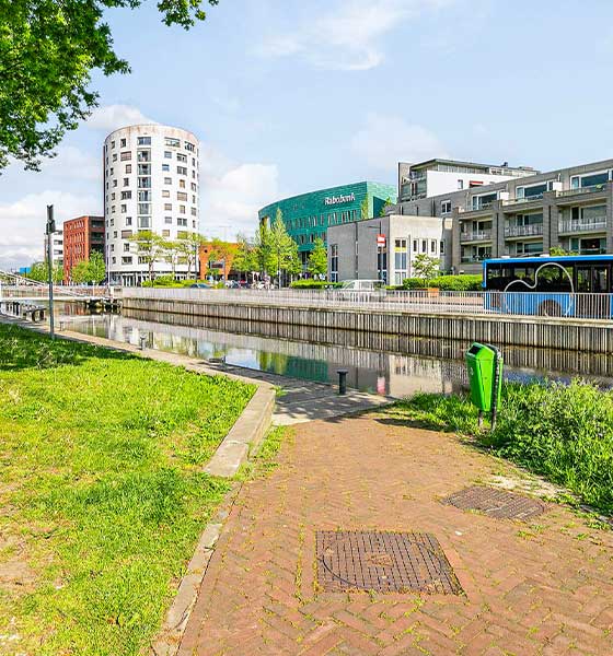Centrum van Assen met appartementen langs het kanaal