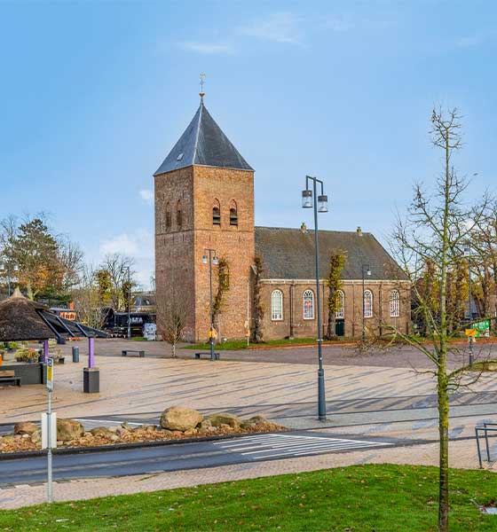Dorpskern in Drenthe met historische kerk en plein in rustige woonomgeving